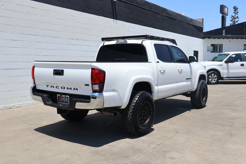 Toyota Tacoma Vehicle Full-screen Gallery Image 05