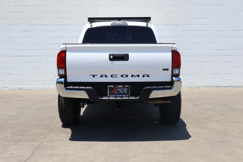 Toyota Tacoma Vehicle Full-screen Gallery Image 06