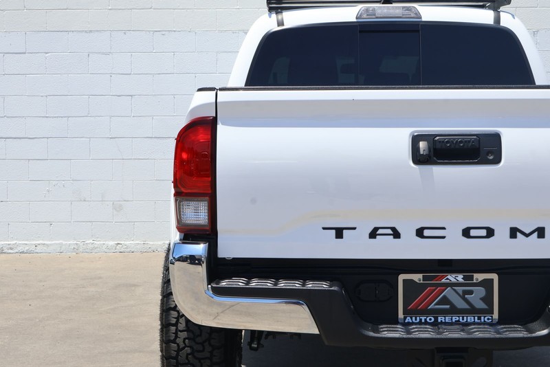 Toyota Tacoma Vehicle Full-screen Gallery Image 07