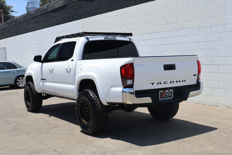 Toyota Tacoma Vehicle Full-screen Gallery Image 09