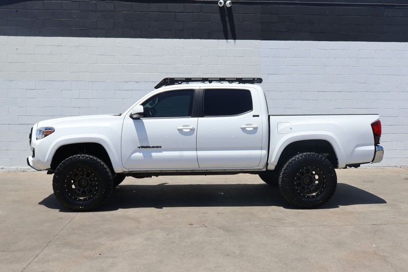 Toyota Tacoma Vehicle Full-screen Gallery Image 10