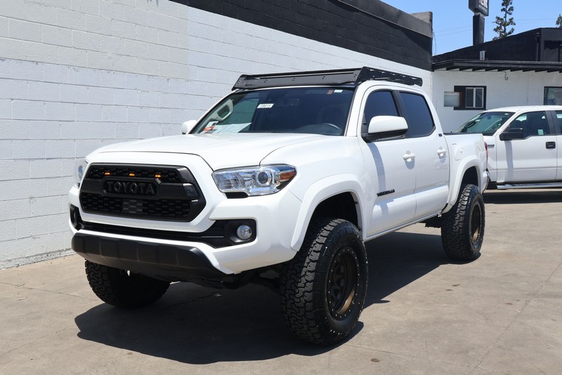 Toyota Tacoma Vehicle Full-screen Gallery Image 11