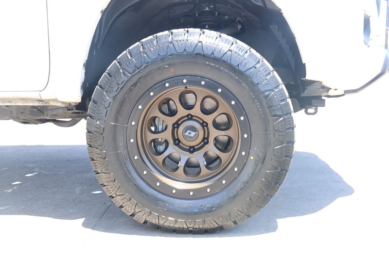 Toyota Tacoma Vehicle Full-screen Gallery Image 13