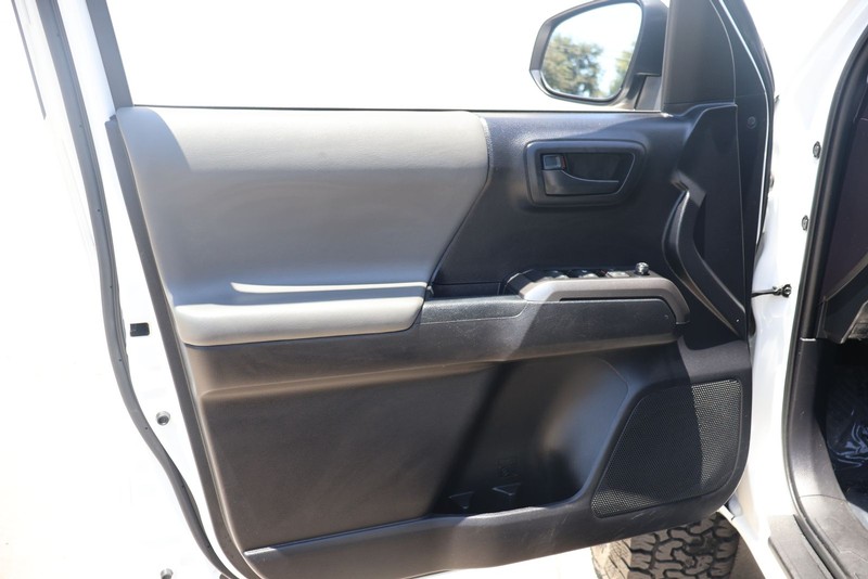 Toyota Tacoma Vehicle Full-screen Gallery Image 14