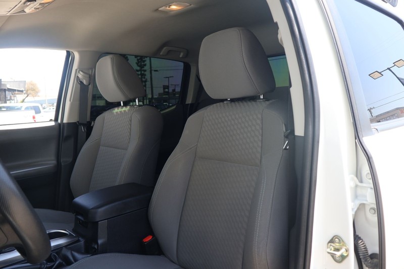 Toyota Tacoma Vehicle Full-screen Gallery Image 16