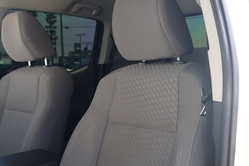 Toyota Tacoma Vehicle Full-screen Gallery Image 17