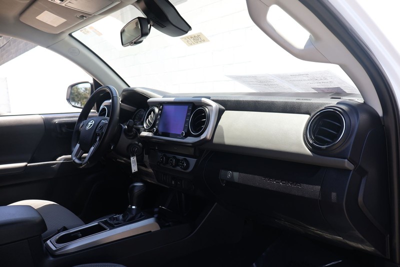 Toyota Tacoma Vehicle Full-screen Gallery Image 18