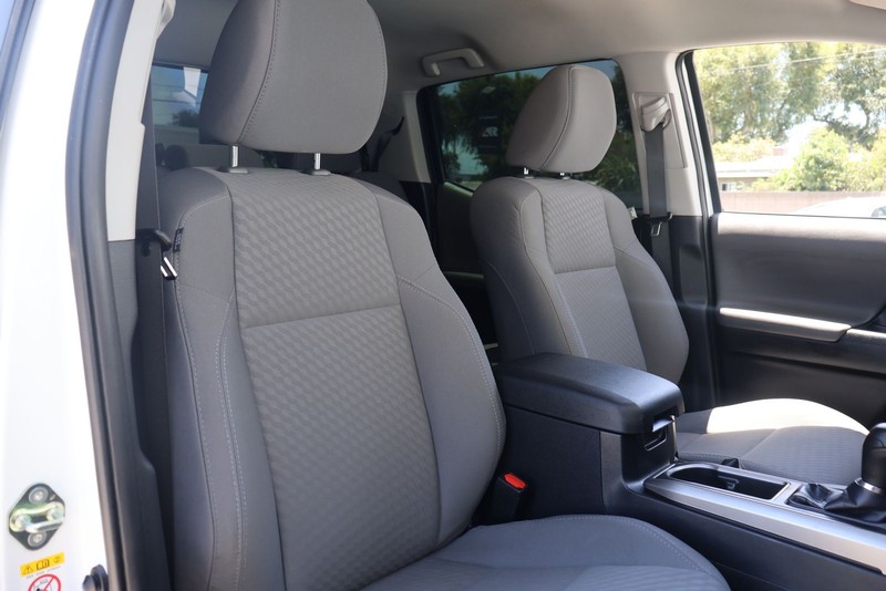 Toyota Tacoma Vehicle Full-screen Gallery Image 19