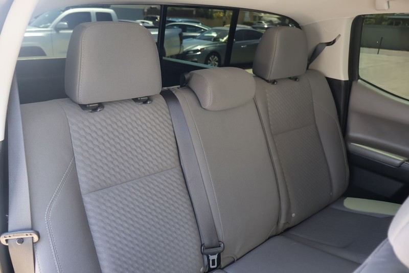 Toyota Tacoma Vehicle Full-screen Gallery Image 20