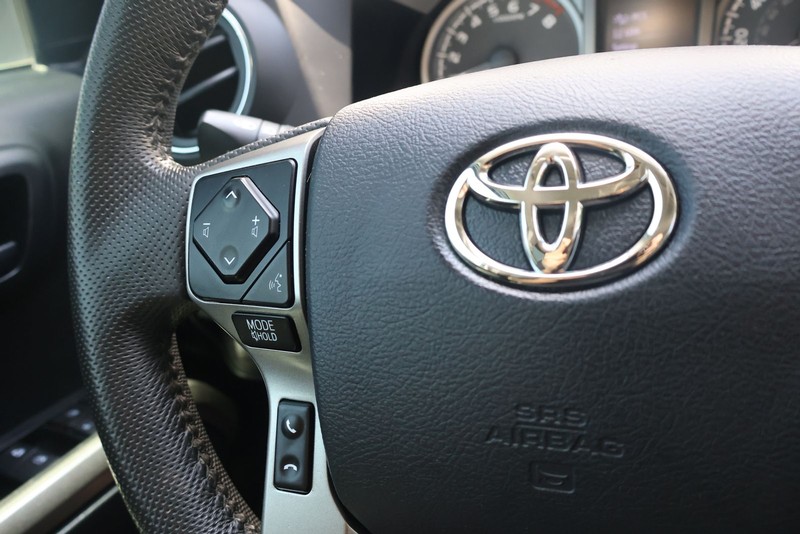 Toyota Tacoma Vehicle Full-screen Gallery Image 24