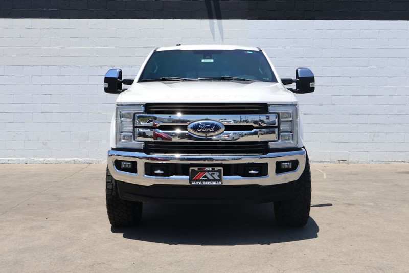 Ford Super Duty F-350 SRW Vehicle Full-screen Gallery Image 02