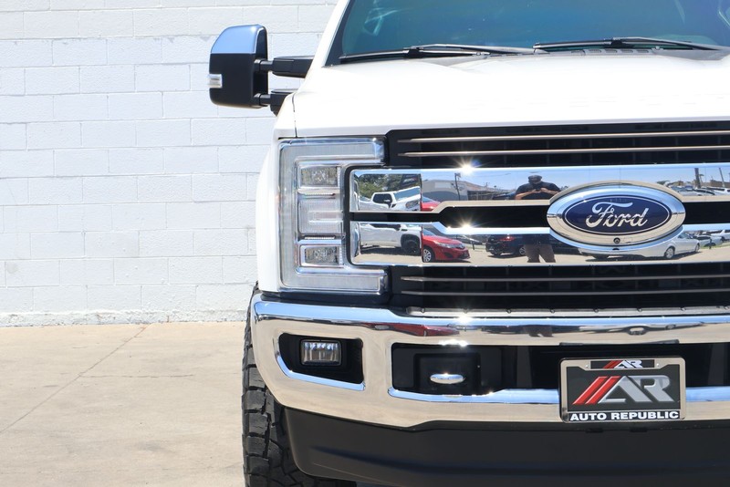 Ford Super Duty F-350 SRW Vehicle Full-screen Gallery Image 03