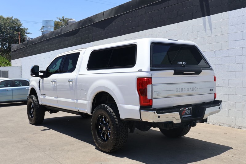 Ford Super Duty F-350 SRW Vehicle Full-screen Gallery Image 09