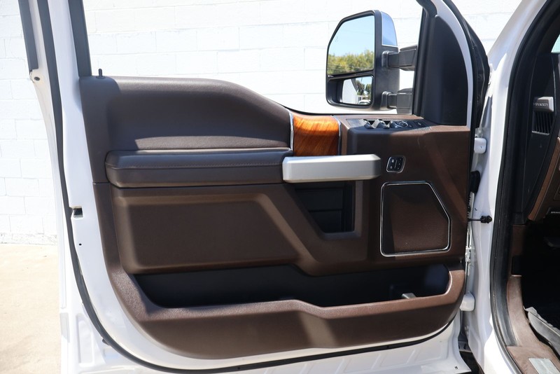 Ford Super Duty F-350 SRW Vehicle Full-screen Gallery Image 15