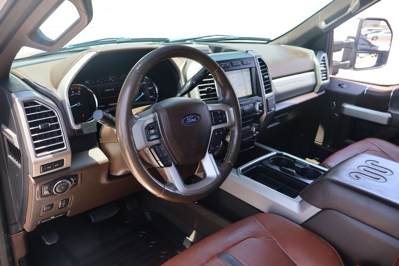Ford Super Duty F-350 SRW Vehicle Full-screen Gallery Image 16