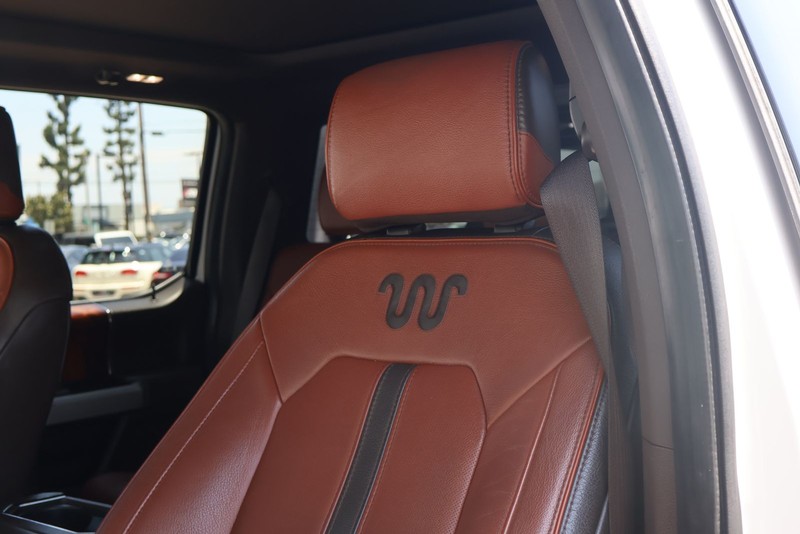 Ford Super Duty F-350 SRW Vehicle Full-screen Gallery Image 18