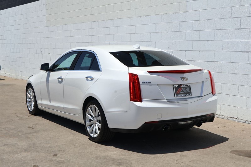 Cadillac ATS Sedan Vehicle Full-screen Gallery Image 09