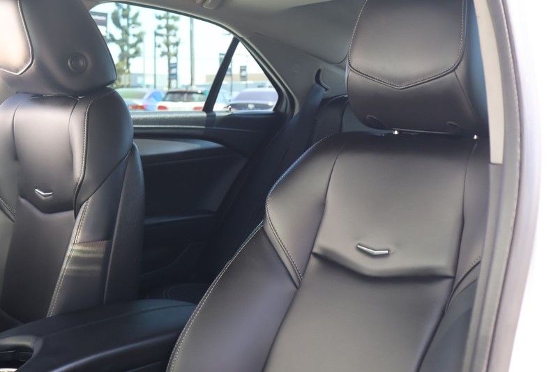 Cadillac ATS Sedan Vehicle Full-screen Gallery Image 17