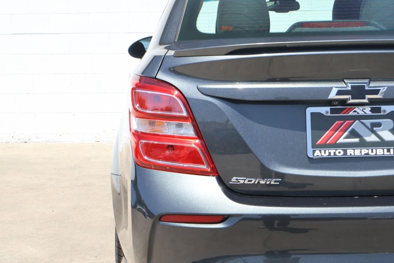 Chevrolet Sonic Vehicle Full-screen Gallery Image 07