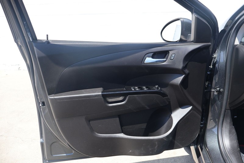 Chevrolet Sonic Vehicle Full-screen Gallery Image 14
