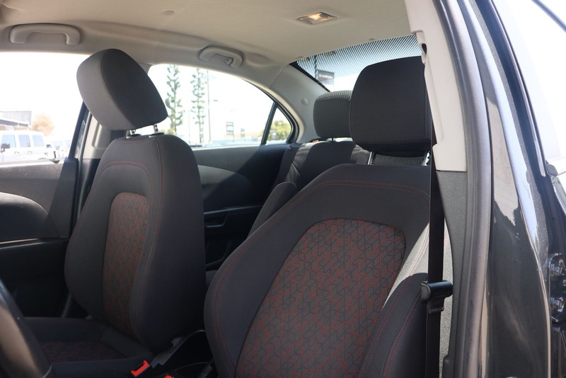 Chevrolet Sonic Vehicle Full-screen Gallery Image 16