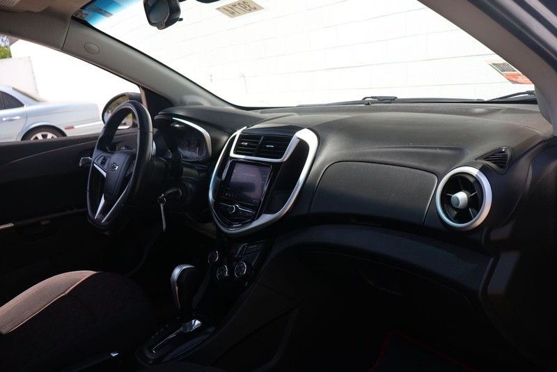 Chevrolet Sonic Vehicle Full-screen Gallery Image 18