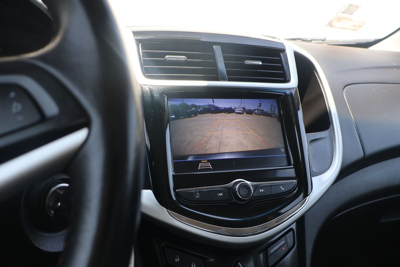 Chevrolet Sonic Vehicle Full-screen Gallery Image 28