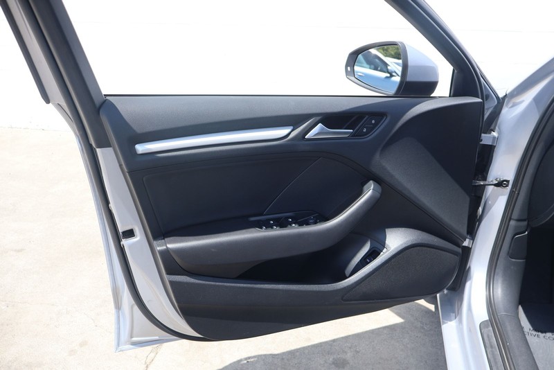 Audi A3 Vehicle Full-screen Gallery Image 14