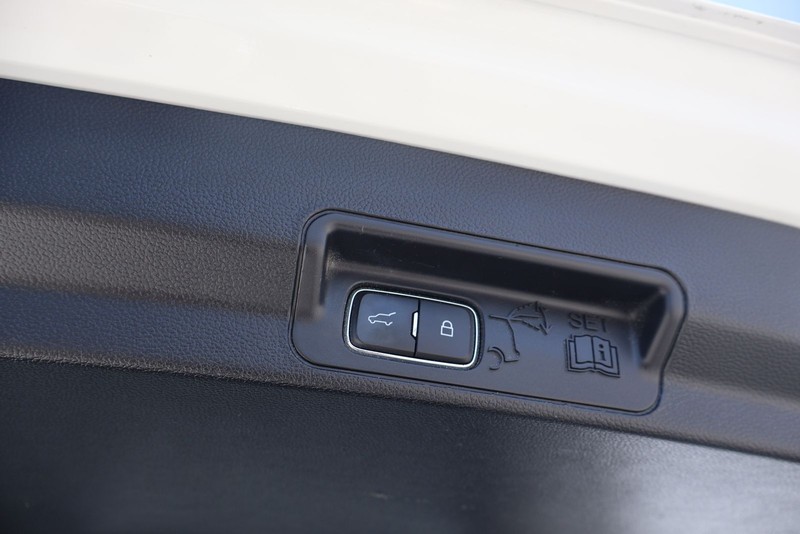 Ford Explorer Vehicle Full-screen Gallery Image 09