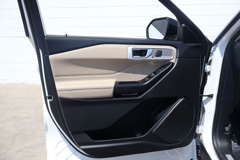 Ford Explorer Vehicle Full-screen Gallery Image 16