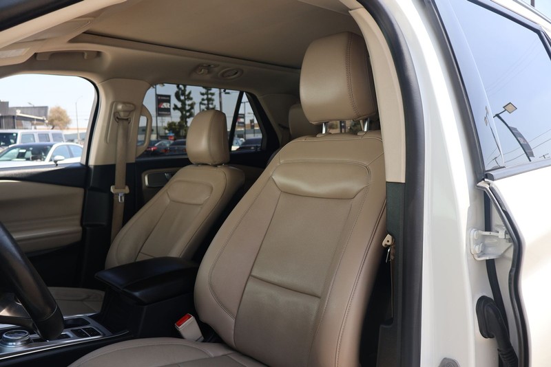 Ford Explorer Vehicle Full-screen Gallery Image 17