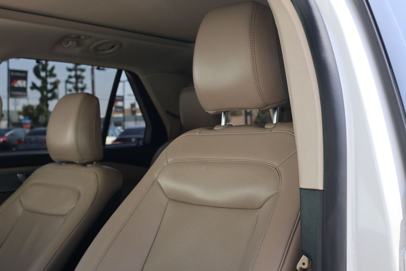 Ford Explorer Vehicle Full-screen Gallery Image 18
