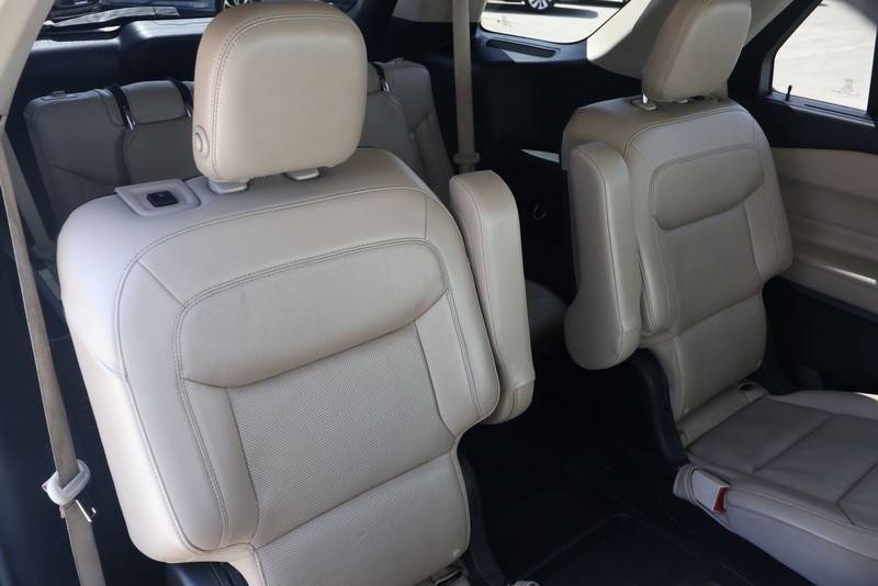 Ford Explorer Vehicle Full-screen Gallery Image 21