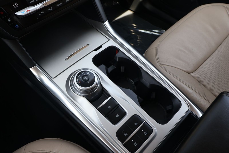Ford Explorer Vehicle Full-screen Gallery Image 32