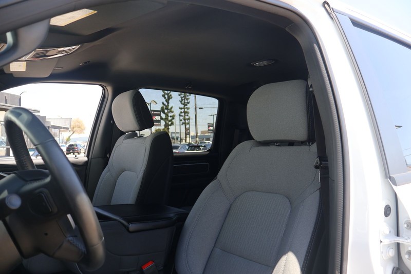 Ram 1500 Vehicle Full-screen Gallery Image 17