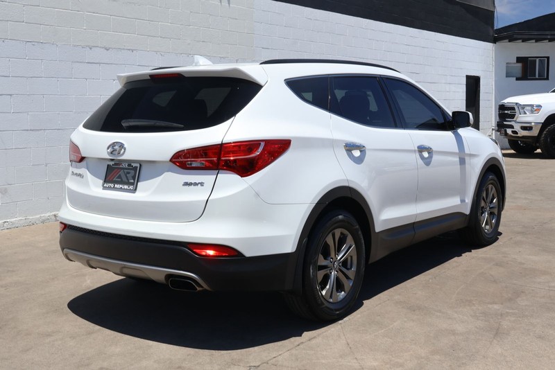 Hyundai Santa Fe Sport Vehicle Full-screen Gallery Image 05
