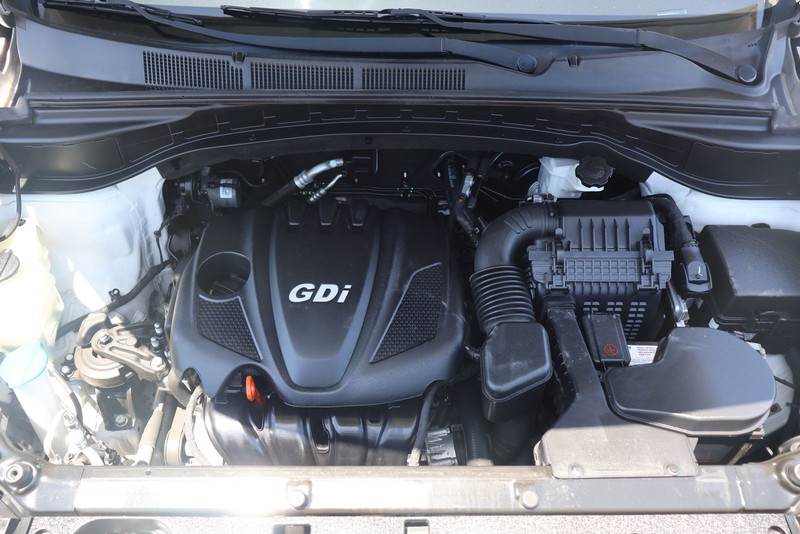 Hyundai Santa Fe Sport Vehicle Full-screen Gallery Image 12