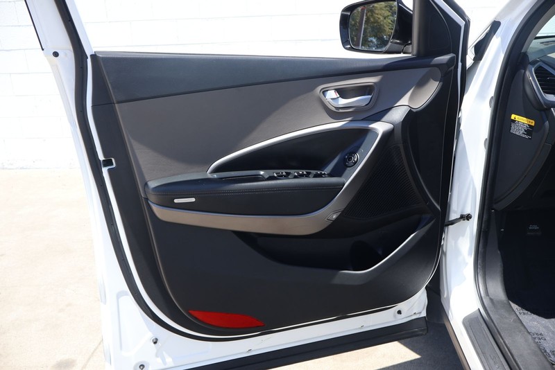 Hyundai Santa Fe Sport Vehicle Full-screen Gallery Image 14
