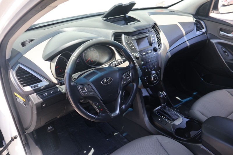 Hyundai Santa Fe Sport Vehicle Full-screen Gallery Image 15