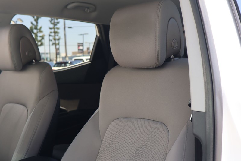Hyundai Santa Fe Sport Vehicle Full-screen Gallery Image 17