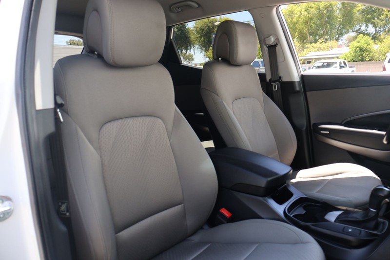Hyundai Santa Fe Sport Vehicle Full-screen Gallery Image 19
