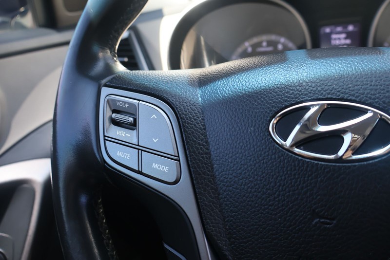 Hyundai Santa Fe Sport Vehicle Full-screen Gallery Image 24