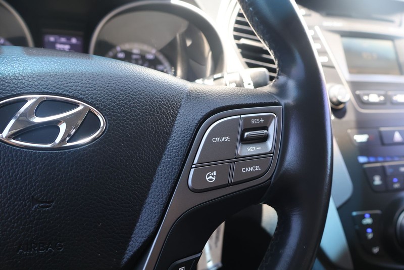 Hyundai Santa Fe Sport Vehicle Full-screen Gallery Image 25