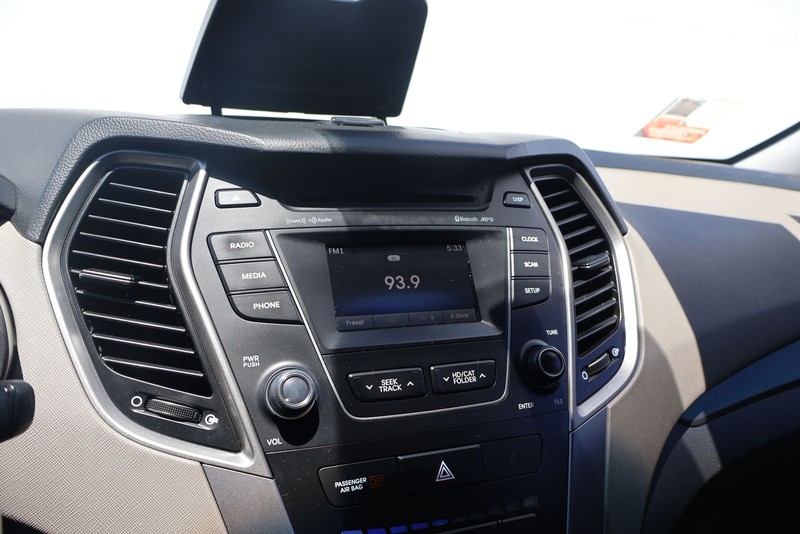 Hyundai Santa Fe Sport Vehicle Full-screen Gallery Image 27