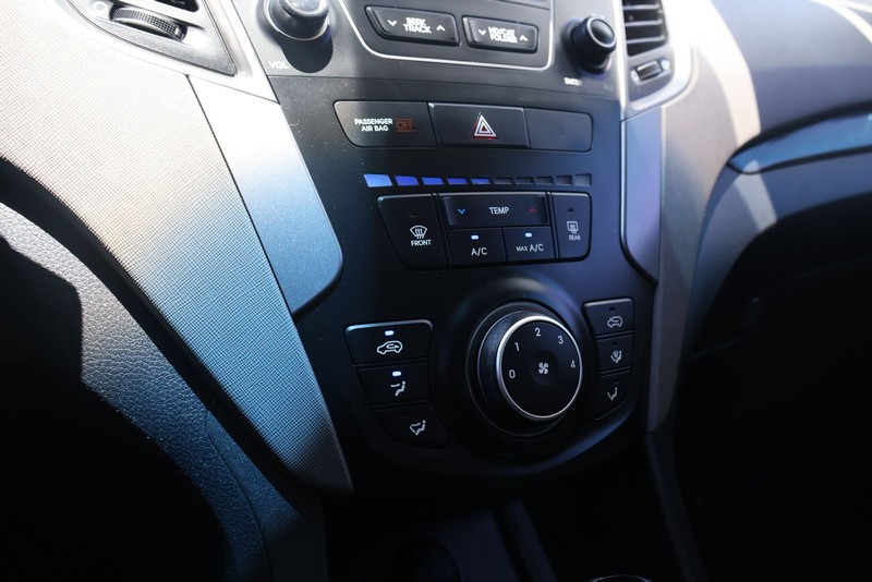 Hyundai Santa Fe Sport Vehicle Full-screen Gallery Image 29
