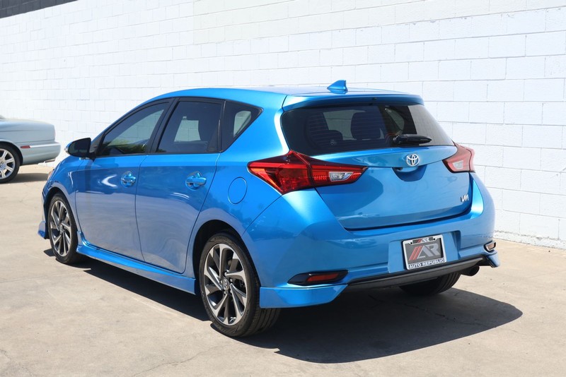 Toyota Corolla iM Vehicle Full-screen Gallery Image 09