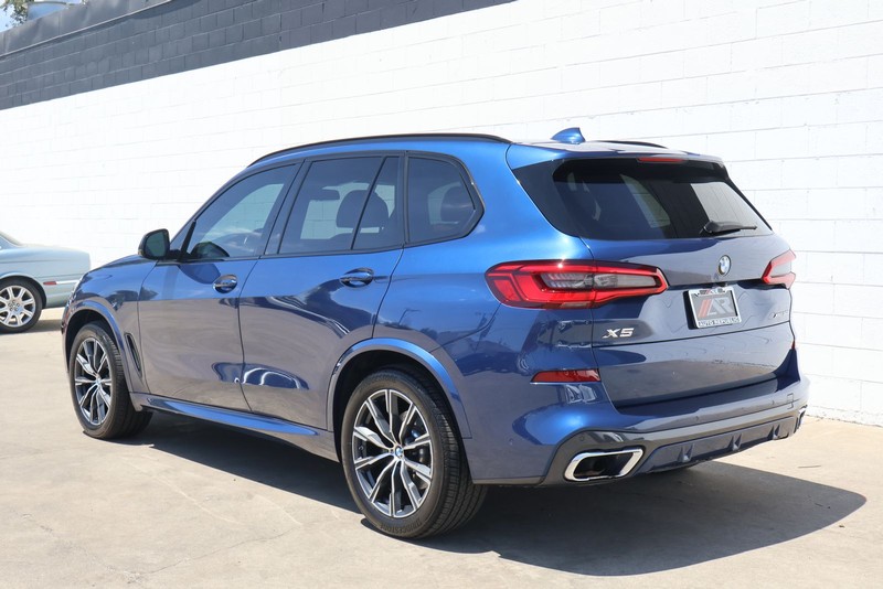 BMW X5 Vehicle Full-screen Gallery Image 10