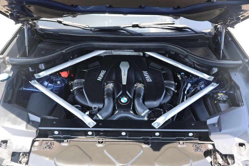 BMW X5 Vehicle Full-screen Gallery Image 13