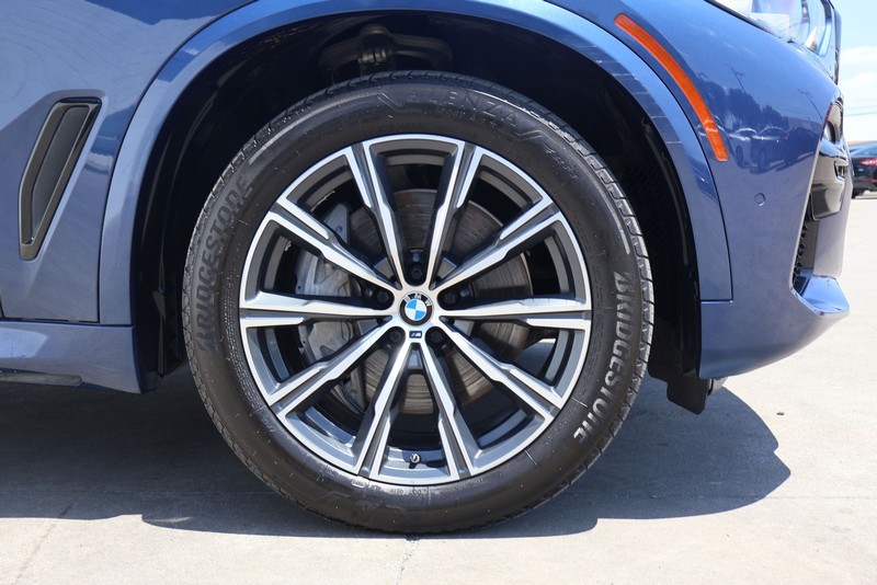 BMW X5 Vehicle Full-screen Gallery Image 14