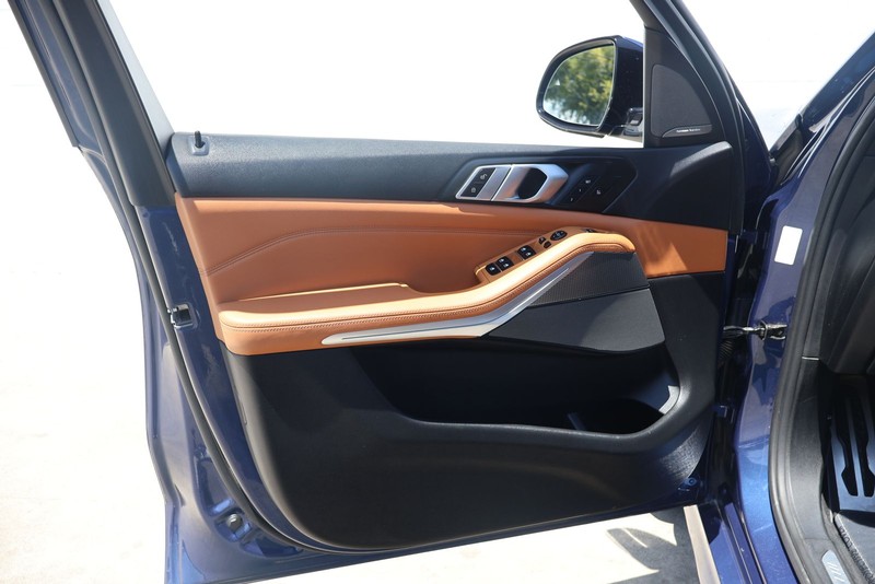 BMW X5 Vehicle Full-screen Gallery Image 15